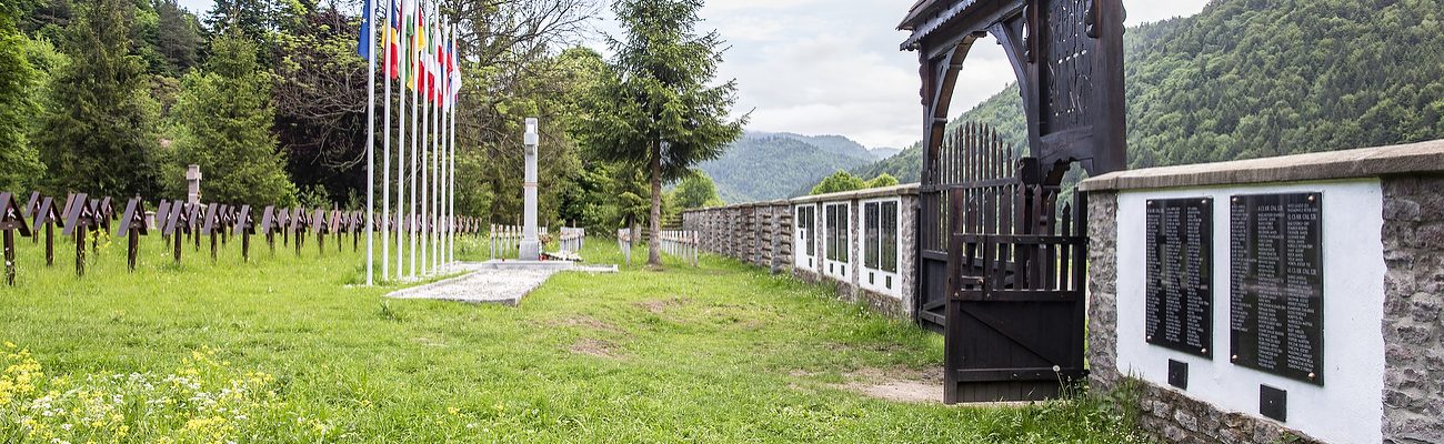 Romani si maghiari inapoi in linia intai, in cimitir