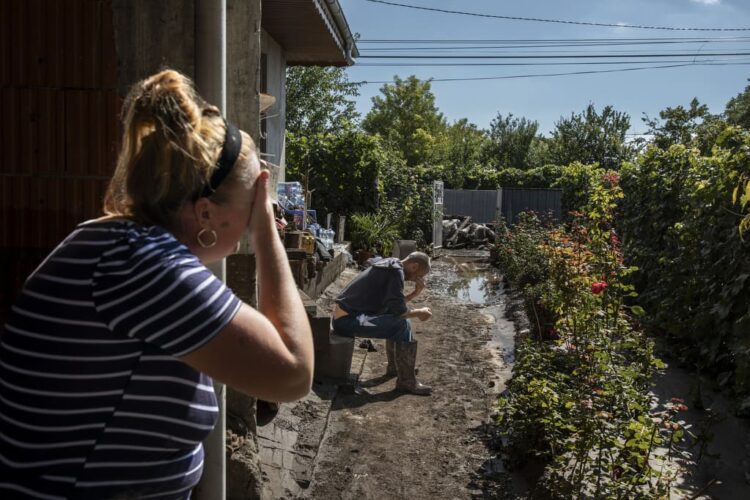 Floods bring criminals and the indifferent together